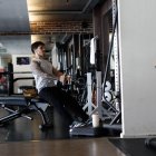Un home al gimnàs.