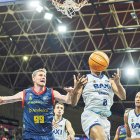 Artem Pustovyi i Akobundu lluiten per una possessió, ahir durant el partit.