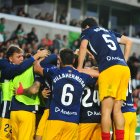Els jugadors de l’FC Andorra celebren el primer gol a Santander, de Lautaro de penal.
