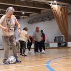 Alguns dels padrins participant al 'walking football'