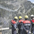 Bombers durant una intervenció.