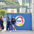 Un grup de futbolistes ahir a la tarda a les portes de l’Estadi Nacional.