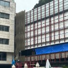 Les noves plaques ja llueixen a la façana.