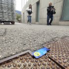 Tapes de clavegueram marcades per la policia.