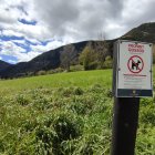 Un rètol indica, a l’entrada d’un prat de la Cortinada, que no hi poden accedir els gossos.
