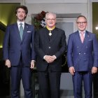 El síndic general, Carles Ensenyat, Joan-Enric Vives amb la Creu dels Set Braços, i el cap de Govern, Xavier Espot.