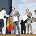 Una graduada rep el títol de mans de Minoves i Baró.