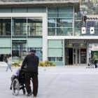 Gent gran a la plaça del Poble.