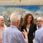 La consellera de Social, Joventut i Espai Ciutadà d'Andorra la Vella, Maria Nazzaro, amb integrants del consell de la gent gran.