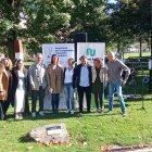 Autoritats presents a l'homenatge al donant al Parc Central.