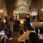 La guia turística durant la visita guiada a l'església de Santa Coloma.