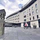 L’hospital, al qual la dona està agraïda.