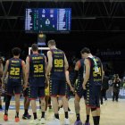 Els jugadors del MoraBanc, capcots després de la derrota.