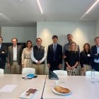Representants de l'Empresa Familiar Andorrana amb el cònsol major d'Andorra la Vella, Sergi González, i personal del comú.