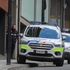 Dos vehicles de policia.