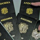 Diversos passaports andorrans.