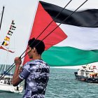 Un jove amb una bandera palestina.