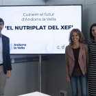 El cònsol major d'Andorra la Vella, Sergi González, amb les representants del Col·legi de Dietistes i Nutricionistes durant la presentació de la iniciativa 'El nutriplat del xef'.