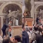 Un home orina al Vaticà.