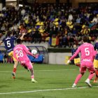 Marc Bombardó intenta una rematada a porta.