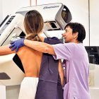 Una dona es fa una mamografia.