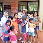 Carla Riestra amb els infants que ajuda com a voluntària.