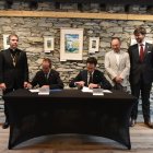 Signatura del conveni de col·laboració entre Alcobé i Casal.