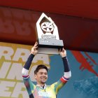 Roglic aixecant el trofeu de guanyador de l'Andorra Cycling Masters.