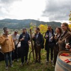 Autoritats presents en l'inici de la verema a 1.300 metres d'altitud.