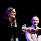 La ministra Molné, entregant una medalla durant la diada d’ahir.