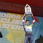 El ministre Jordi Torres entregant el premi a Roglic a l'Andorra Cycling Masters