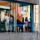 Ciutadans esperant torn al servei d’Immigració.