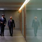 El ministre Lladós conversant amb el síndic General, Carles Ensenyat a l'edifici del Consell General