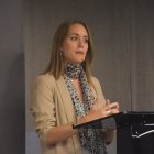 La tècnica del Servei Municipal d’Habitatge de Tarragona, Núria Lambea, durant la conferència.