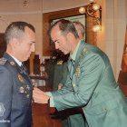 El sergent maor i cap de la policia científica, Sergi Medina, sent condecorat per la guàrdia civil.