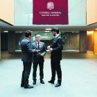 El ministre conversant amb el síndic i el secretari de Sindicatura, després de lliurar els comptes.