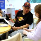 Un home en una classe de català