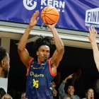 Yves Pons llançant a cistella en el duel del MoraBanc contra el Girona.