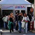 Tres persones sortint de la carpa de la Fira d’Andorra la Vella.