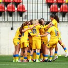 La selecció femenina de futbol celebrant