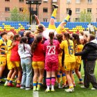 Les companyes i les esportistes convidades alcen Marina Fernández després del seu darrer partit amb la selecció.