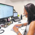 Voluntària de la fundació atenent els usuaris.