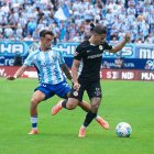 Álex Calvo, que ha sortit a la segona part, en una acció del partit a Màlaga.