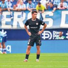 Villahermosa, molt decebut, amb els jugadors del Màlaga celebrant al fons.