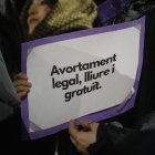 Cartells reivindicatius demanant la legalització de l’avortament.