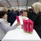 Una visitant de la Fira a l'estand d'Andorra Telecom
