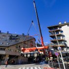 La grua instal·lada al carrer Josep Viladomat per dur a terme els treballs d'ampliació de la central de FEDA a Escaldes.