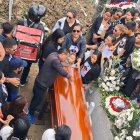 Un repartidor acudeix a un funeral a l'Ecuador per entregar unes flors i cau a la fossa