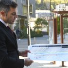 El secretari d’Estat de Transició Energètica, Transports i Mobilitat, David Forné, mostrant un gràfic amb les línies.