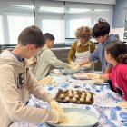 Diversos infants, en el taller de panellets d'aquest matí a la Massana